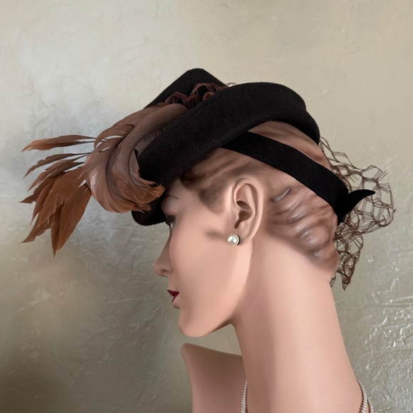 SENSATIONAL 1940s\' BROWN FELT TILT HAT WITH RUST FEATHER SPRAY AND HEAVY VEIL main image 6
